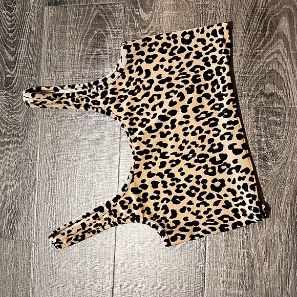 Forever 21 Tops - ❄️ Forever 21 velour cheetah Crop Top ❄️